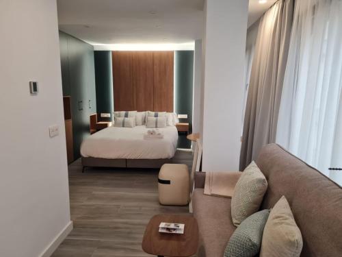 Łóżko lub łóżka w pokoju w obiekcie Jerusalén Suites Alicante