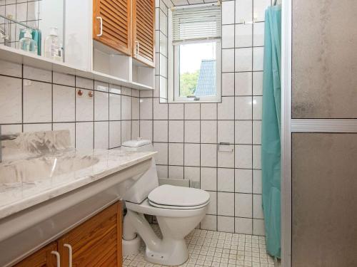 Et badeværelse på 6 person holiday home in Glesborg