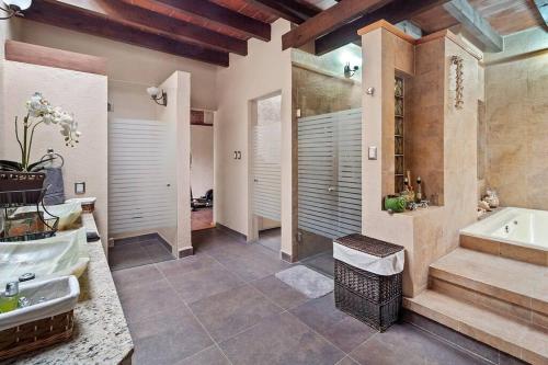 Ένα μπάνιο στο +MS +Casa Tequis +Hermoso Jardín