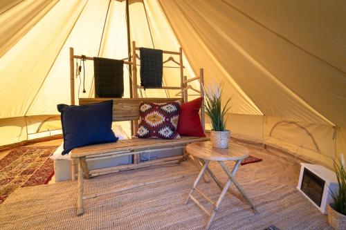 eine Bank mit Kissen in einem Zelt in der Unterkunft Vingården i Arild in Arild