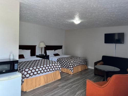 a hotel room with two beds and a tv at Wiarton Willys Inn in Wiarton