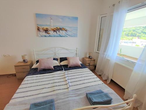 Schlafzimmer mit einem Bett und Meerblick in der Unterkunft Apartment Jole in Lastovo