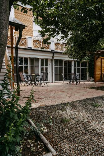 ノイジードル・アム・ゼーにあるChill & Relax Apartments in Neusiedl am Seeの建物の前のテーブルと椅子のあるパティオ
