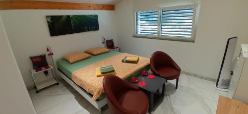 1 dormitorio con 1 cama, mesa y sillas en I viaggi del Lea en Cadenazzo