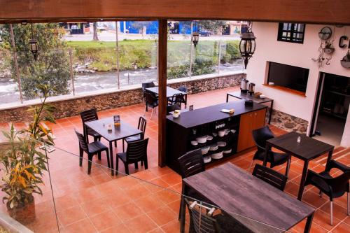 an overhead view of a restaurant with tables and chairs at Hotel & Suites en Cuenca, Venue Batán in Cuenca