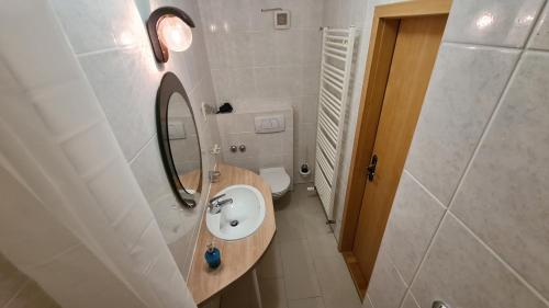 Ένα μπάνιο στο Ocean View Apartments
