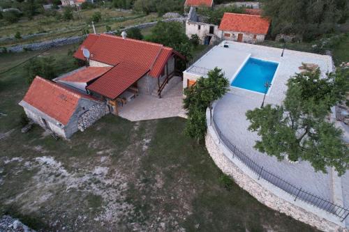 Galeriebild der Unterkunft Patakun holiday home for 5, with heated pool in Lećevica