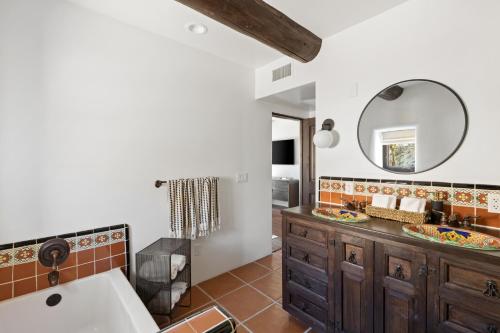 Φωτογραφία από το άλμπουμ του The Summit NEW Hilltop Estate with Sunset Views & Movie Theater σε Παλμ Ντέζερτ