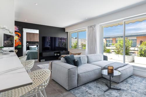 - un salon avec un canapé et des chaises dans l'établissement LUXURIOUS PENTHOUSE ROOFTOP MARTINEZ CROISETTE, à Cannes