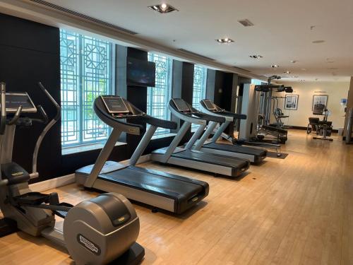 Fitness centrum a/nebo fitness zařízení v ubytování FIRST CLASS 2BR with Burj Khalifa & Downtown view