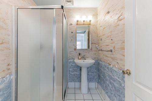A bathroom at Atlantic City-Waterfront Park-Amazing 360 views