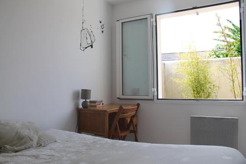 Posteľ alebo postele v izbe v ubytovaní Maison 4 pers au calme avec patio 5 min La Rochelle et île de Ré du samedi au samedi