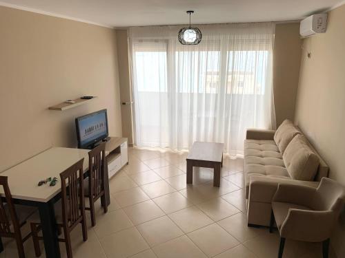 TV a/nebo společenská místnost v ubytování AKE Twin Apartments