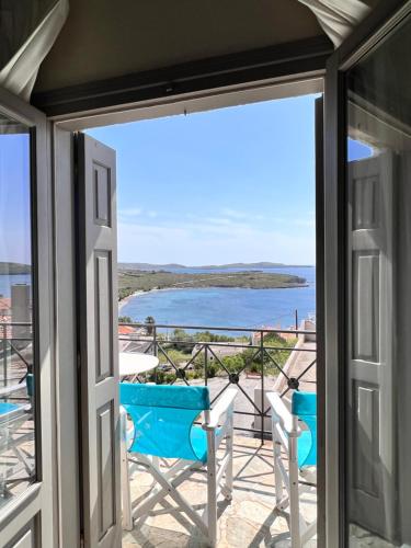 vistas al océano desde el balcón de una casa en Καλοκαιρινό σπίτι στο Σίγρι, en Sígrion