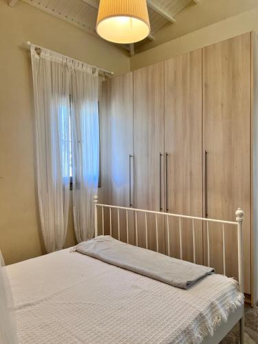 a bedroom with a bed and a window at Καλοκαιρινό σπίτι στο Σίγρι in Sígrion