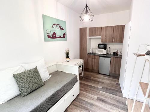 Cette petite chambre comprend un lit et une cuisine. dans l'établissement Stay Comfy, à Bordeaux