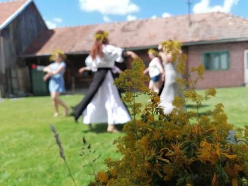 un groupe d'enfants en robes blanches jouant dans une cour dans l'établissement Conacul lui Radu, à Făgăraş