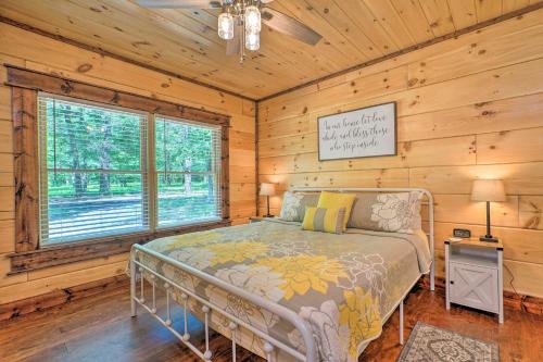 Postelja oz. postelje v sobi nastanitve Pet-Friendly Falling Star Cabin with Hot Tub!