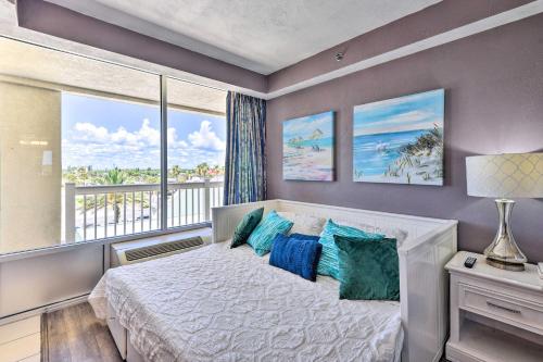 sypialnia z łóżkiem i dużym oknem w obiekcie Dreamy Daytona Studio with Beach Access! w mieście Daytona Beach