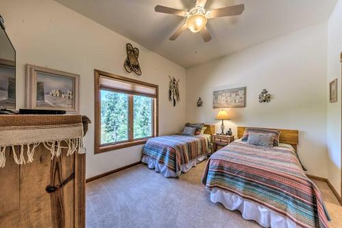 Säng eller sängar i ett rum på Comfy Aspen Ridge Home about 3 Mi to Ski Lifts