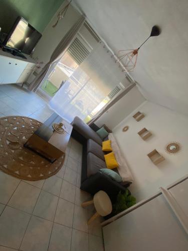 an overhead view of a living room with a couch at Studio cosy climatisé avec piscine parking Centre de Brignoles in Brignoles
