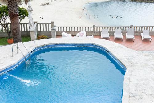 Bazén v ubytování CASA PLAYA DE LIMENS nebo v jeho okolí