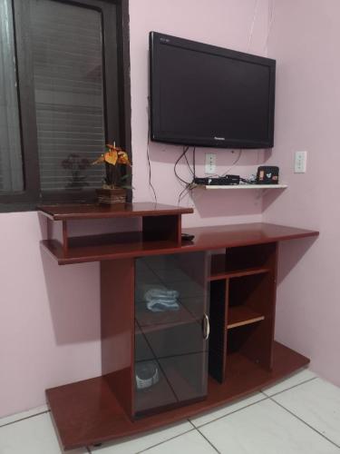 Μια τηλεόραση ή/και κέντρο ψυχαγωγίας στο Casa completa a 800 mts da praia