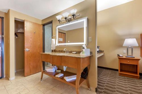 Bagno di Best Western Plus Swiss Chalet Hotel & Suites