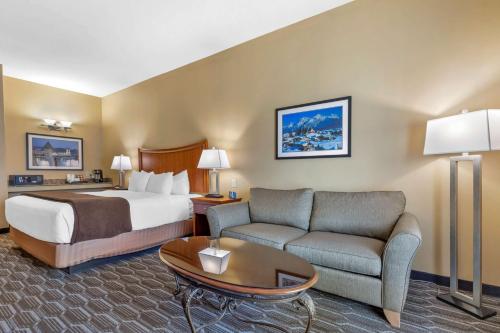Voodi või voodid majutusasutuse Best Western Plus Swiss Chalet Hotel & Suites toas