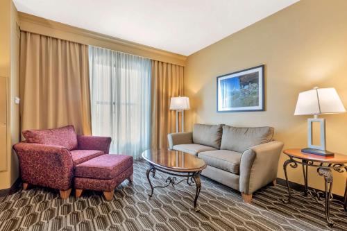 Χώρος καθιστικού στο Best Western Plus Swiss Chalet Hotel & Suites