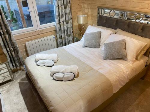 um quarto com uma cama grande e toalhas em Hilltop Hideaway em Donegal