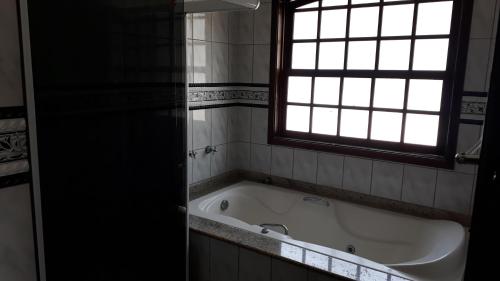 Et badeværelse på Pousada Estacao do Sol de Paraty