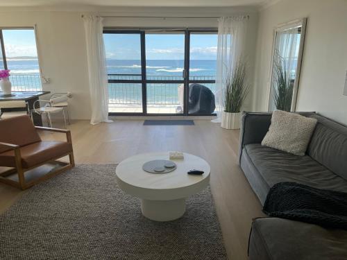 Χώρος καθιστικού στο Beachfront Penthouse at The Entrance