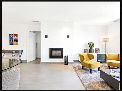 Puerto Banus luxury apartment located in harbor