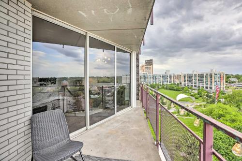 7th-Floor Omaha Condo with Balcony and Park Views tesisinde bir balkon veya teras
