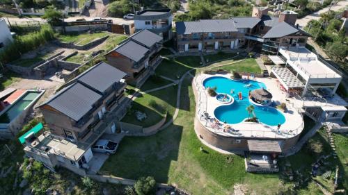 una vista aérea de una casa con piscina en ERNESTINA VILLAGE en Villa Carlos Paz