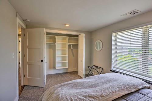 um quarto com uma cama e uma grande janela em 7th-Floor Omaha Condo with Balcony and Park Views em Omaha