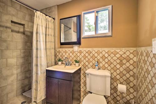 Phòng tắm tại Updated Savannah Hideaway with Luxury Backyard!