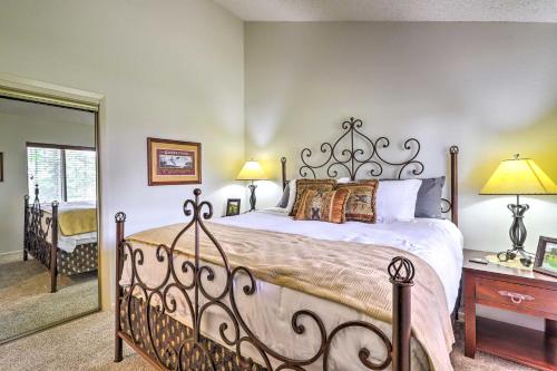 1 dormitorio con 1 cama grande en una habitación en Cozy Pagosa Springs Retreat Fire Pit and Patio en Pagosa Springs