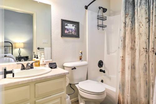 un bagno bianco con un water e un lavandino di Cozy Pagosa Springs Townhome with Patio! a Pagosa Springs