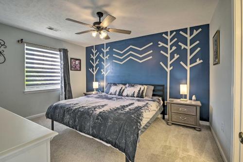 um quarto com uma cama e uma parede azul em Myrtle Beach Condo with Community Pools and Golf! em Myrtle Beach