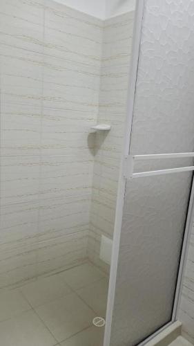 a white shower with a glass door in a bathroom at Edificio Tony - Alojamiento Aparta-Hotel in Barrancabermeja