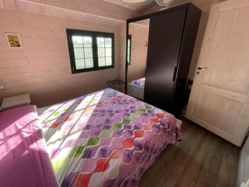 Un pat sau paturi într-o cameră la Casetta Arùci Marzamemi Holidays