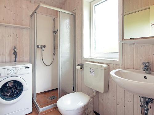 Two-Bedroom Holiday home in Grömitz 11 tesisinde bir banyo