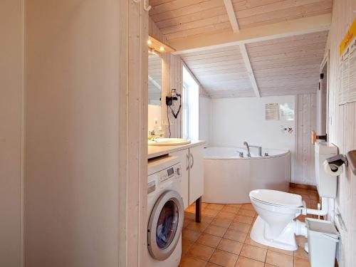 Vonios kambarys apgyvendinimo įstaigoje Three-Bedroom Holiday home in Grömitz 6