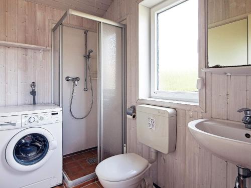 Kylpyhuone majoituspaikassa Two-Bedroom Holiday home in Grömitz 18