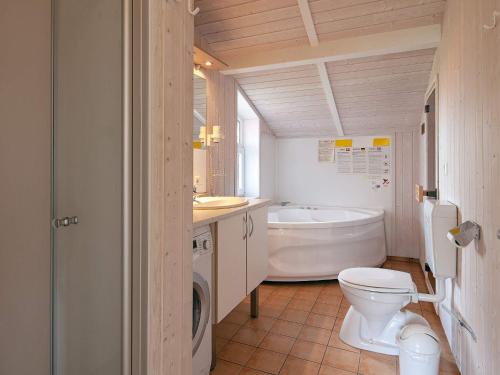 Koupelna v ubytování Three-Bedroom Holiday home in Grömitz 7