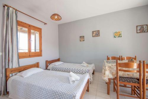 Gallery image of Pine tree Apartment & sunset in Koiliomenos