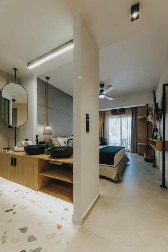 a large room with a bed and a bathroom at Villa veranda in Plaka
