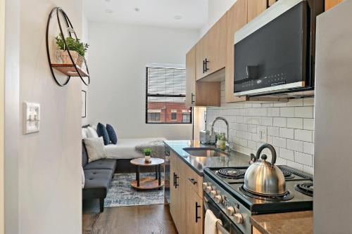 una cucina con bollitore per tè sul piano cottura e un soggiorno di Stylish Apt with a Modern Kitchen - Wilson 418 a Chicago